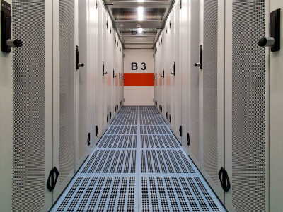 Abbildung zeigt Kaltgang im Green IT Housing Center der Universität Bremen