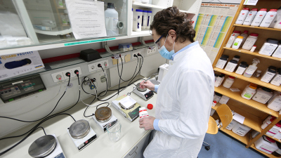 Prof. Dr. Jan-Hendrik Hehemann investigates the relevance of algae polysaccharides in marine cycles. His Marine Glycobiology working group is a joint group at both MARUM and MPI Bremen. Based on the group’s research, a new Glycobiochemistry group is being