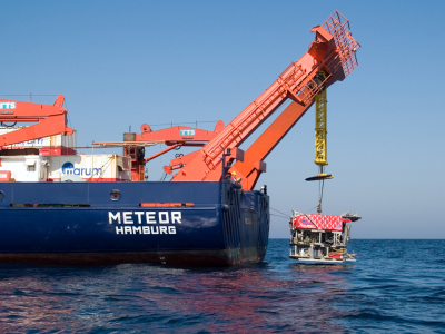  Einsatz des Tauchroboters MARUM-QUEST vom Forschungsschiff METEOR.