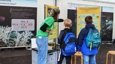At MARUM's interactive pavilion, a microscopy station, a quiz and an experimental setup explain the topic of ocean acidification. Photo: MARUM - Center for Marine Environmental Sciences, University of Bremen; U.Prange