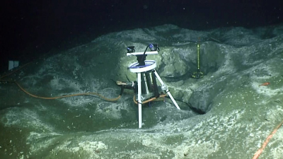 Das Übersichtssonar überwacht die Methanblasenfahnen über dem gesamten Gipfel des Südlichen Hydratrückens. Das am Meeresboden in 780 Meter Wassertiefe und etwa 85 Kilometer vor der Küste Oregons installierte, drei Meter hohe Instrument wurde am MARUM entwickelt. Betrieben und ferngesteuert wird es vom OOI Regional Cabled Array Observatorium. Foto: UW/OOI-NSF/WHOI, V21