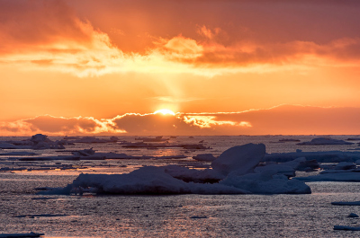 Eisberg im Sonnenaufgang