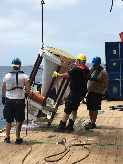Erfolgreiche Bergung der ersten Sedimentfalle während einer vorangegangen Expedition.