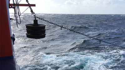 Der "Anker" wird im Wasser gelassen. Foto: Karin Zonneveld
