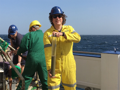 Gerard, Alek und Jushua entleeren ein Multicore, Daan bringt ein frisch gesammeltes Sedimentarchiv ins Labor. Foto: Karin Zonneveld