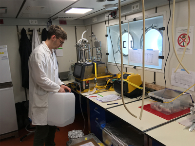 Alek beim Konzentrieren von Wasserproben zur Untersuchung von Polysacchariden = Zuckermoleküle. Foto: Karin Zonneveld
