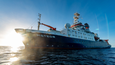 Abbildung zeigt das Forschungsschiff METEOR. Foto: MARUM – Zentrum für Marine Umweltwissenschaften, Universität Bremen; V. Diekamp