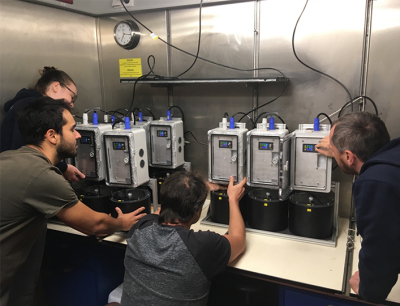 Melina, Michael, Edurardo und Hendrik bei der Inspektion des Rolltank-Experiments.