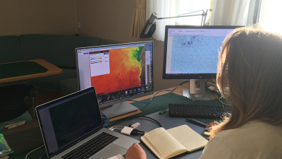 Hier plane ich die letzten Probenahmstationen entlang des Transekts zwischen Auftrieb und offenem Meer vor Mauretanien. Linker Bildschirm: aktuelle Strömungsgeschwindigkeit und -richtung im Forschungsgebiet, Mitte: Satellitenbild des Forschungsgebiets mit der Temperatur des oberen Ozeans (blau-grün: kaltes auftriebs Wasser, gelb-orange-rot: wärmere Temperaturen), rechter Bildschirm: Seekarte mit Programm zur Bestimmung der Entfernungen (Seemeilen) zwischen den geplanten Stationen. Foto: Gerard Versteegh