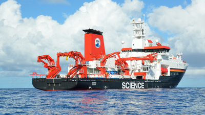 Im Rahmen von 15 internationalen Tiefseeexpeditionen konnten Sedimente aus allen wichtigen Ozeanregionen analysiert werden. Das deutsche Forschungsschiff SONNE war an zwei internationalen Expeditionen beteiligt, die von Forschenden des Senckenberg-Institu