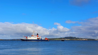 Leinen los! Die FS METEOR verlässt den Hafen. Foto: MARUM/ Marc Buckley
