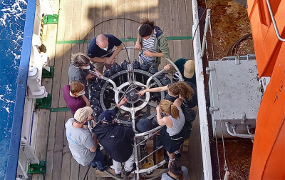 Wissenschaftliche Mitglieder der SONETT-Expedition während eines Tutorials auf dem Kranzwasserschöpfer, montiert mit CTD und LADCP. Foto: Andreas Raeke