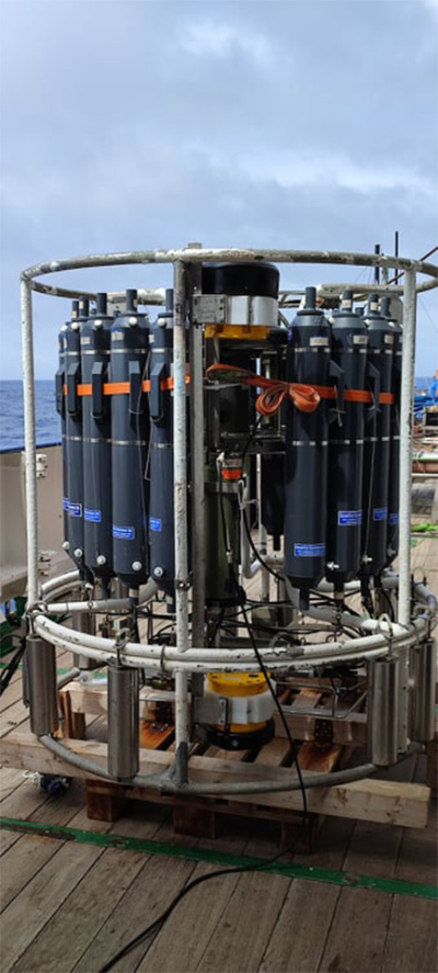 Die Flaschen zur Wasserprobenentnahme sind an der CTD-Rosette befestigt. Foto: Nikos Lymperis