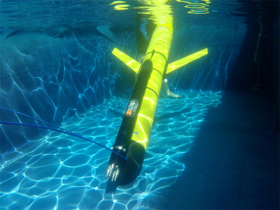 Der Gleiter Comet im Wasser im Testtank. Foto: Henri Renzelmann