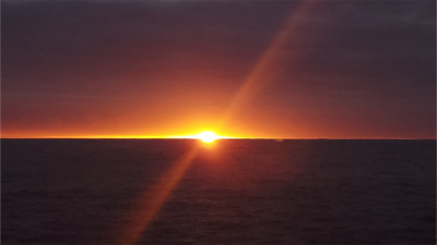 Die Sonne lugt durch die Wolken und winkt uns zum Abschied, während sie unter dem Horizont untergeht, um in einem anderen Himmel aufzugehen. Foto: Manita Chouksey