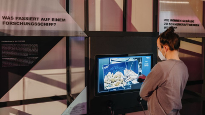Ahoi und Leinen los! Die MS Wissenschaft startet ihre Tour mit einer Mitmach-Ausstellung an Bord. Ein interaktives Exponat kommt auch vom MARUM. Foto: Ilja C. Hendel/Wissenschaft im Dialog
