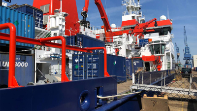 Auf dem FS MARIA S. MERIAN sind schon einige Container verladen. Über die Gangway wird das Schiff betreten. Foto: MARUM, Uni Bremen