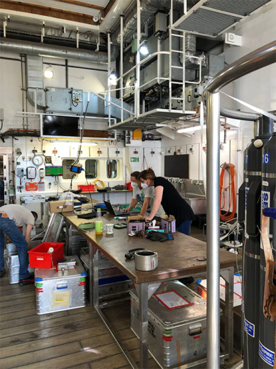 Auch wissenschaftlichen Gerät muss bis zur ersten Forschungsstation ausgepackt und kalibriert sein. Dabei arbeiten alle Hand in Hand. Foto: MARUM, Uni Bremen