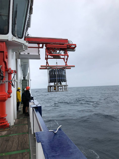 Die CTD-Sonde wird mit einer Winde zu Wasser gelassen. Foto: MARUM/Uni Bremen