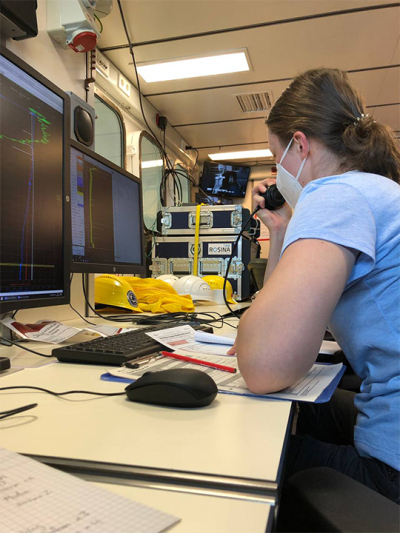 Jördis gibt die Kommandos, um die Winde der CTD zu steuern. Foto: MARUM/Uni Bremen