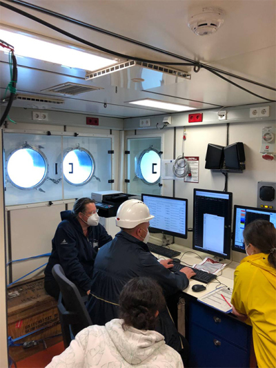 Die erste CTD-Sonde wird zu Wasser gelassen. Die Forschenden Morten, Karin, Jördis und Alice beobachten und diskutieren den Fortgang der Messungen am Bildschirm. Foto: MARUM/Uni Bremen
