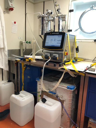 Dem Zucker auf der Spur mittels Tantentialflussfiltration. Im Nasslabor des Forschungsschiffs filtrieren Forschende das Meerwasser mit, um Mehrfachzucker zu analysieren. Foto: MARUM/ Uni Bremen