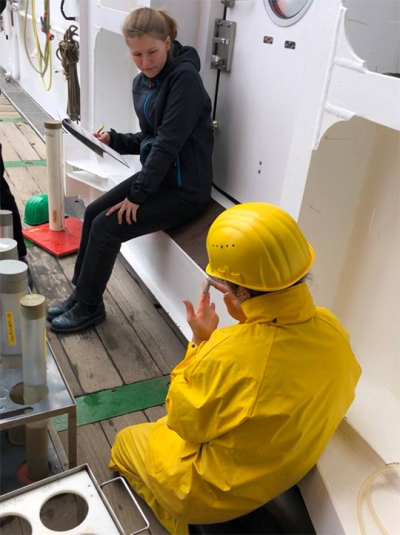 Elda und Renee begutachten Sediment. Foto: MARUM/Uni Bremen