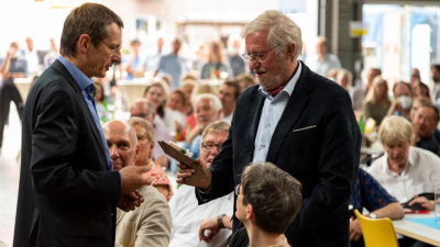 "So long, Gerold Wefer": At a celebration, Michael Schulz presents gifts to his predecessor and institute founder Gerold Wefer. Photo: MARUM - Center for Marine Environmental Sciences, University of Bremen; V. Diekamp