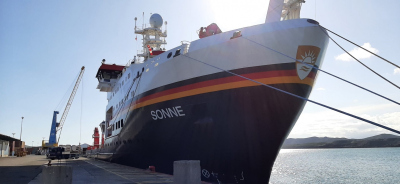 Die FS SONNE am Hafen in Nouméa, und die Gestelle der Meeresbodenobservatorien an Deck.