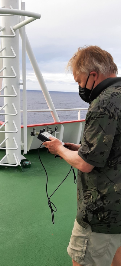 Stefan Kinne (oben) und Steffen Dörner messen auf dem Oberdeck des FS Sonne mit dem Sonnenphotometer bzw. dem MAX DOAS.