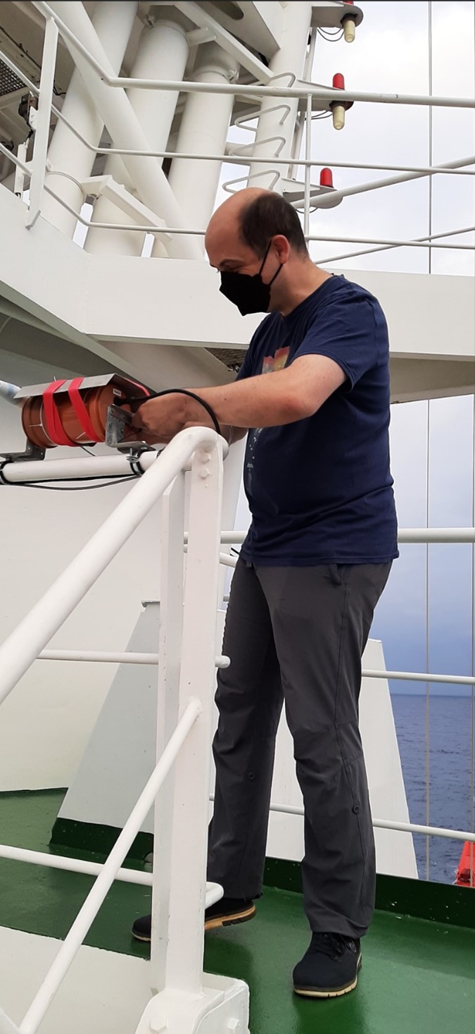 Stefan Kinne und Steffen Dörner messen auf dem Oberdeck des FS Sonne mit dem Sonnenphotometer bzw. dem MAX DOAS.