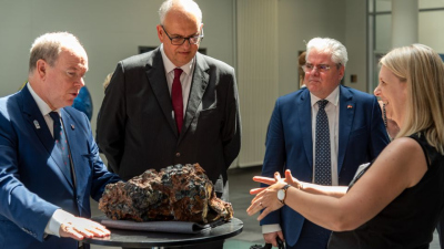Florence Schubotz from MARUM (right) shows Prince Albert a black smoker from the ocean floor. Photo: MARUM - Center for Marine Environmental Sciences, University of Bremen; V. Diekamp 