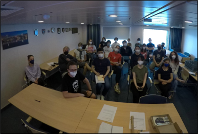 Die teilnehmenden Wissenschaftler:innen beim täglichen Meeting im Konferenzraum.