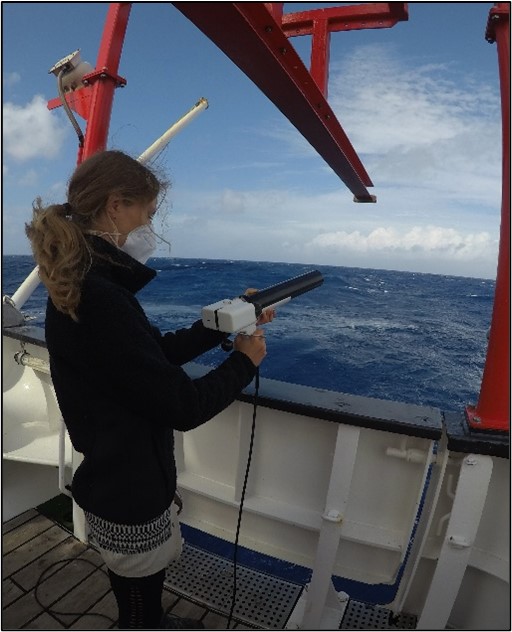 Mona Lütjens am Abfeuern der XSV Sonde zur Messung der Schallgeschwindigkeit in der Wassersäule.