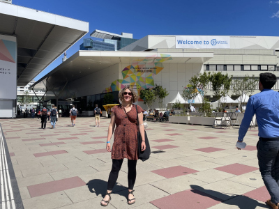 Nele in front of the Vienna Congress Centre