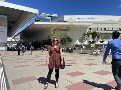 Nele Behrendt in front of the Vienna Congress Centre