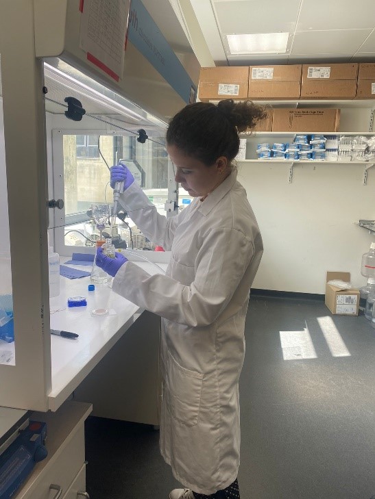 Débora working in a lab