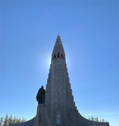 Hallmgrimskirkja mit Leif Erikson auf dem Vorplatz. Foto: A.Janssen