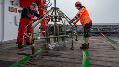 Der Multicorer kommt mit mit Sedimenten gefüllten Schläuchen an Deck an. Foto von Johan C. Faust
