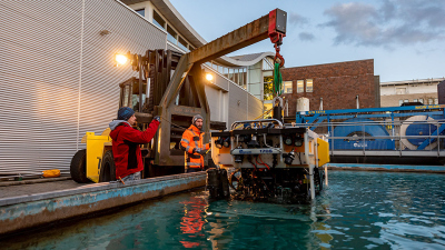 Nach dem Test-Tauchgang kehrt der ferngesteuerte Roboter MARUM-SQUID an die Oberfläche zurück. Foto: MARUM - Zentrum für Marine Umweltwissenschaften, Universität Bremen; V. Diekamp