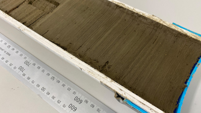 Im untersuchten Kern sind die einzelnen, saisonalen Lagen gut sichtbar. Es wechseln sich dunkle, vom Regeneintrag geprägte Sommerlagen mit hellen Winterlagen ab. Foto: Yvonne Hamann, Max-Planck-Institut für Chemie
