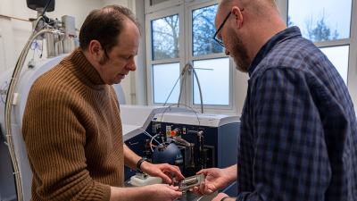 Ein Laser, gekoppelt an ein Massenspektrometer, hilft Dr. Lars Wörmer (rechts) und Prof. Kai-Uwe Hinrichs dabei, die Lipid-Biomarker in jeder Millimeter breiten Schicht zu entschlüsseln. Foto: MARUM – Zentrum für Marine Umweltwissenschaften, Universität B
