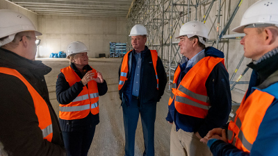 Die Besucher von NSF und DFG nutzen die Chance und besichtigten auch den Trockenbau des neuen Zentrums für Tiefseeforschung, das in direkter Nachbarschaft zum MARUM entsteht. Dort wird es eine weitere Kühlhalle für Bohrkerne geben. Dabei wurden sie von Mi