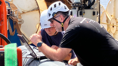 Bob Koster (NIOZ) schult die MARUM-Doktorandin Runa um die Wetter- und ozeanographischen Daten, die "Laura" seit November 2021 gesammelt hat zu extrahieren. Foto: K. Zonneveld