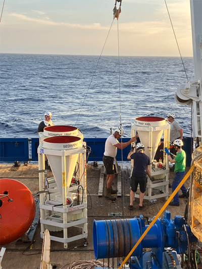 Geborgene Sedimentfallen auf dem Backdeck der R.V. Pelagia. Foto: K.Zonneveld