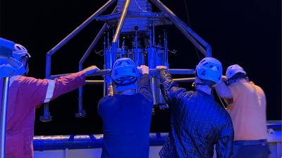 Wiederherstellung des Multicore am späten Abend. Die blauen Farben stammen von den blauen Lichtern, die das Arbeitsdeck in der Nacht beleuchten. Dieses Licht ist für die Seevögel weniger störend als normale weiße Lichter. Foto: K. Zonneveld