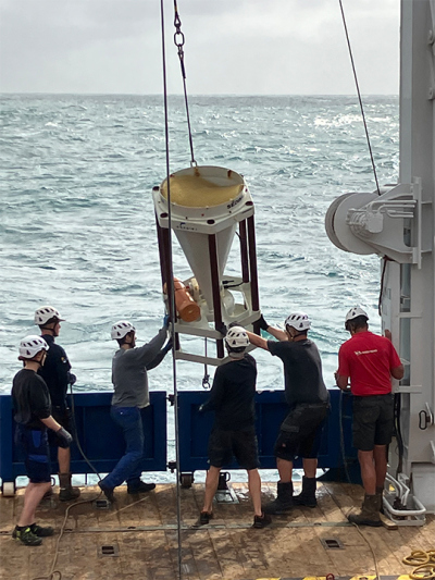 Bergung der Sedimentfalle "CB32". Foto: K. Zonneveld