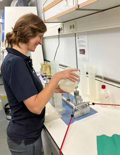 Catharina siebt die Proben der letzten CTD. Foto: K. Zonneveld