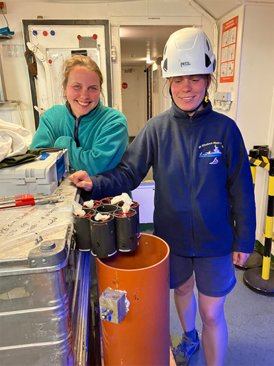 Runa und Katell "ernten" die Probenbeutel des Degradations-Experiments. Foto: K. Zonneveld