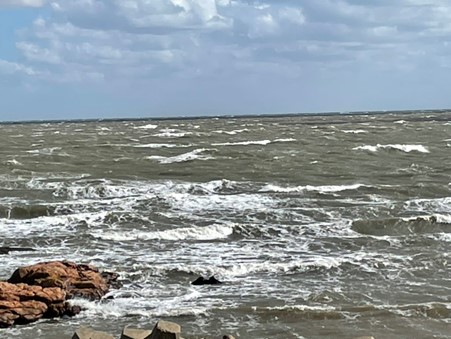 Schaumkronen in Montevideo. Das Wasser ist durch Sedimenteintrag aus dem Rio de la Plata getrübt.. Foto: H. Pälike